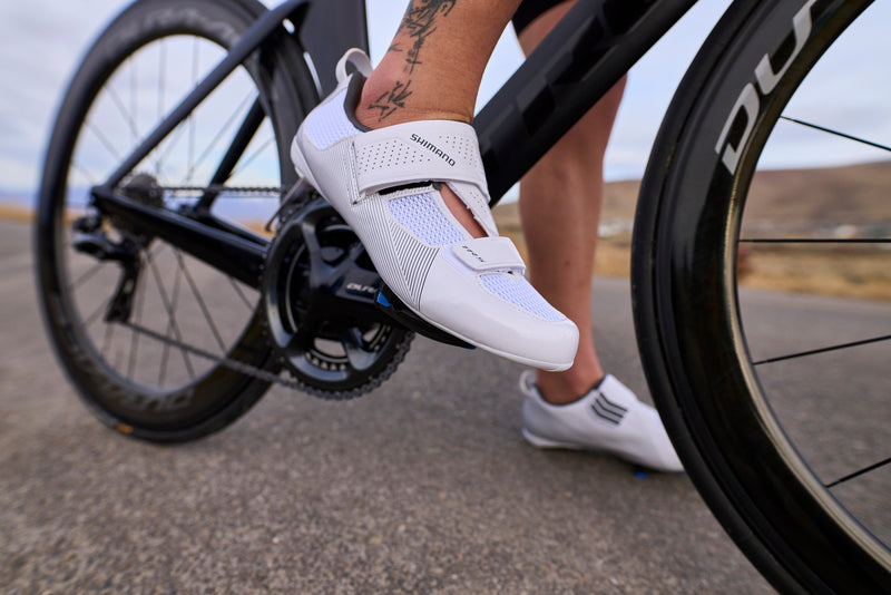 Man wearing a pair of white SHIMANO SH-TR501 Triathlon shoes 